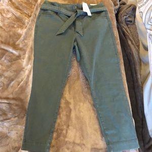 Green slim crop pants